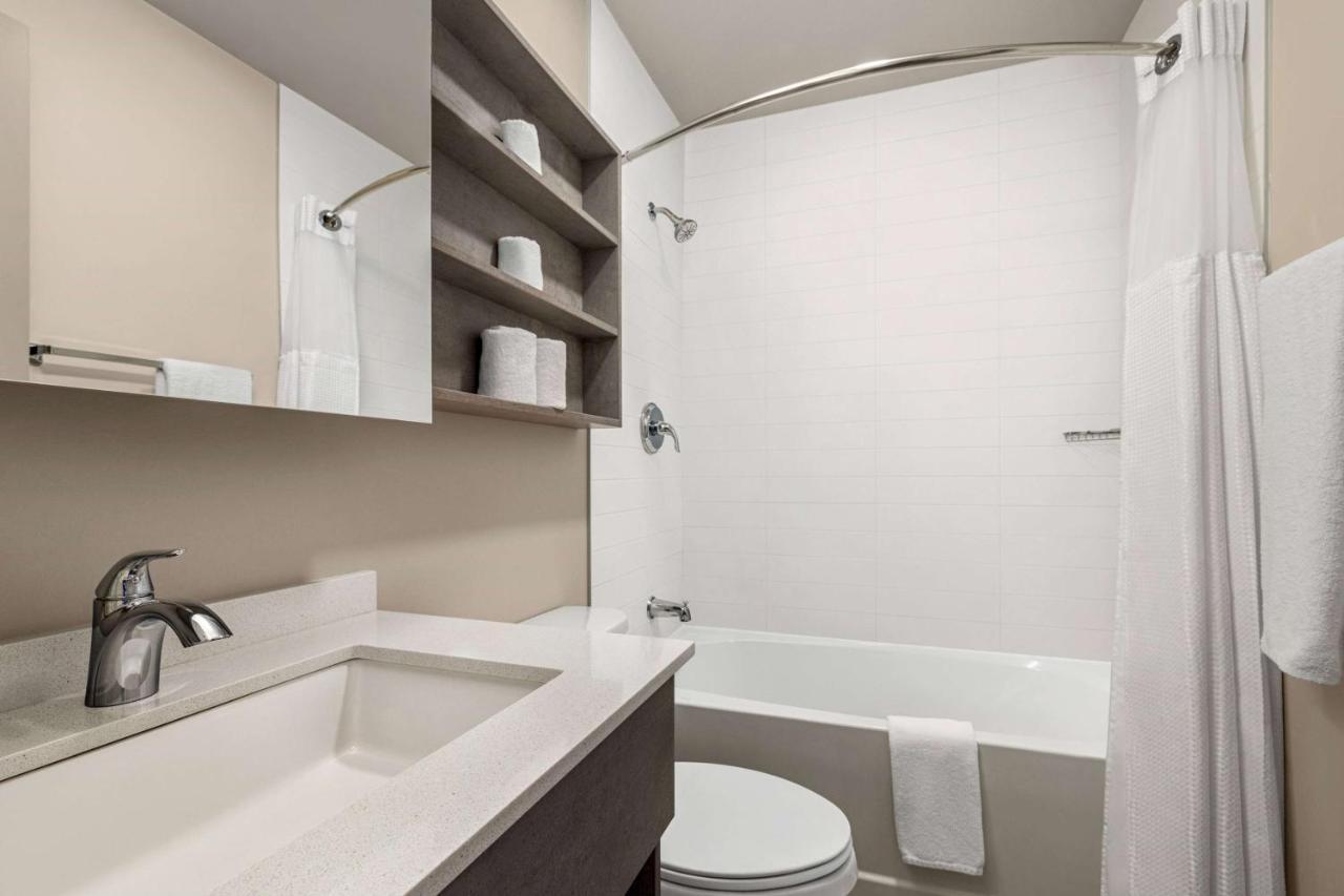 Hotel Microtel & Qc Dorval